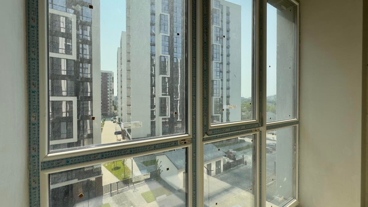 Манхетен Ап Простора двох кімнатна готова до ремонту