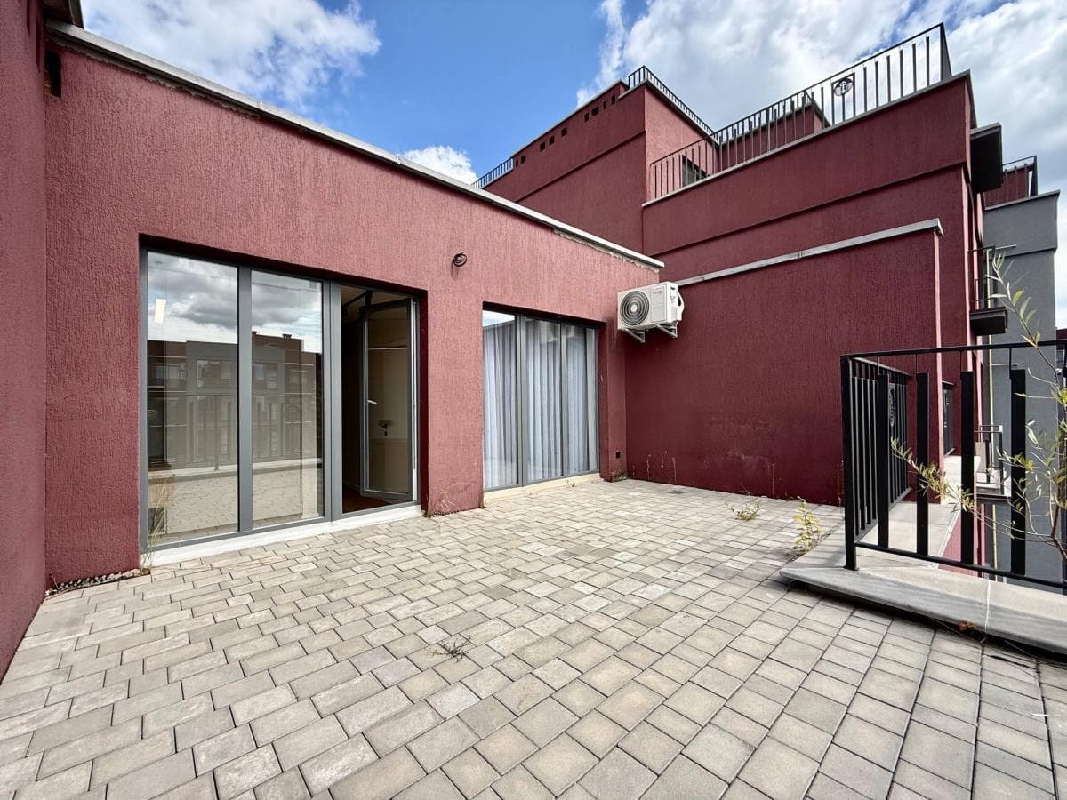 Продаж 2 Х кімнатної квартири із відкритою терасою