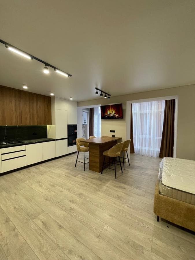 Продам 1 км квартиру з ремонтом, центр , 3 поверх.