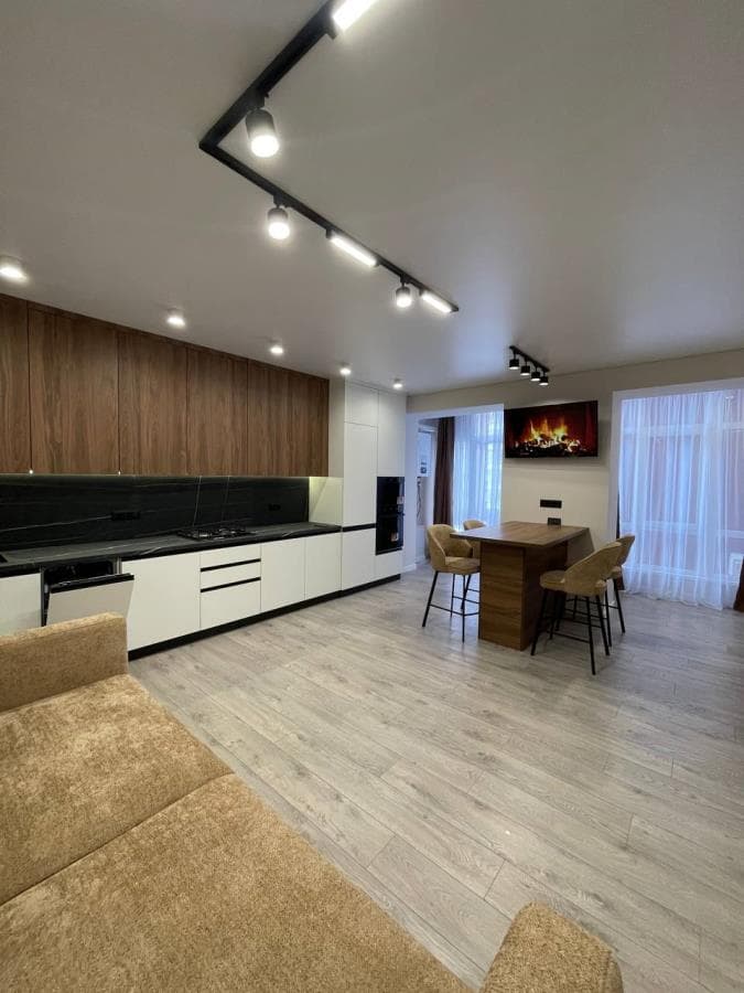 Продам 1 км квартиру з ремонтом, центр , 3 поверх.