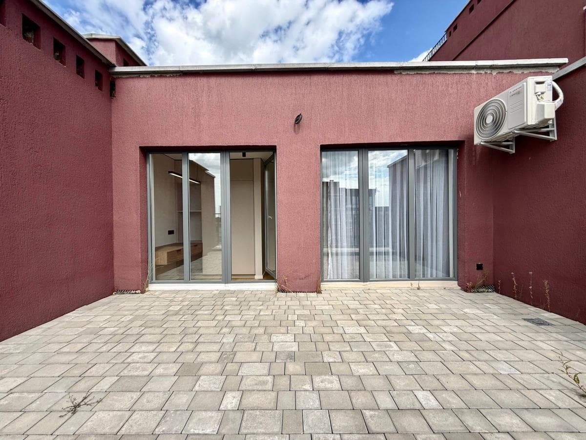 Продаж 2 Х кімнатної квартири із відкритою терасою